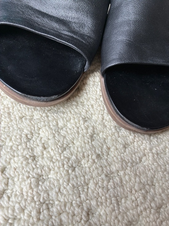 Steve Madden Women’s Black Leather Karolyn Flat Sandals Size 8 - Picture 3 of 8